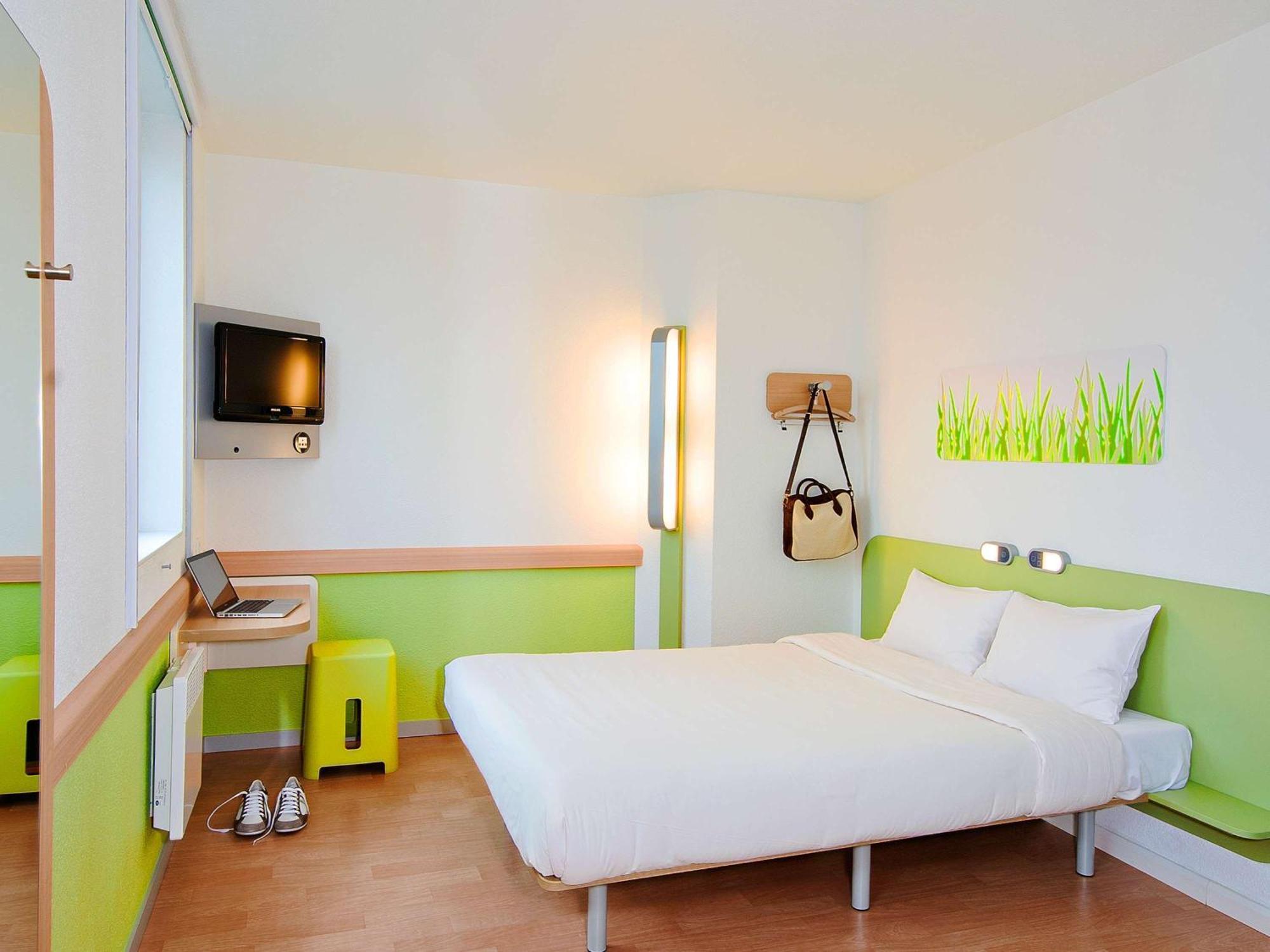 Ibis Budget Givet Exteriér fotografie